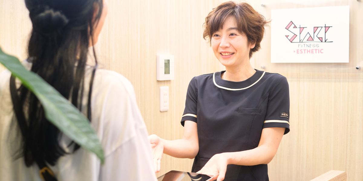 女性が説明を受けている写真
